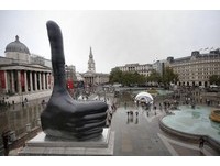幫自己比讚！　倫敦廣場雕塑激勵市民