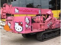 內湖捕獲粉色Kitty吊車　少女心萬人讚翻：想看司機大哥