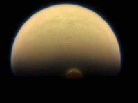 土衛六泰坦大氣「長肚臍」　原因是南北半球季節交替