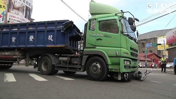 大車「視線死角」輾3人亡!交通部571字回應:擬強制 ...