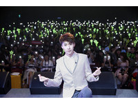 進不去！王博文開唱吸千人塞爆會場　300張單曲全賣光