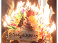 68歲生日蛋糕插滿蠟燭變「火山」　火旺到奶奶吹不熄啦！