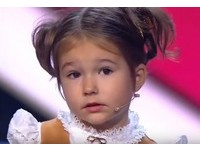 俄羅斯4歲妹妹會7種語言　台上萌唱7行指定法語兒歌