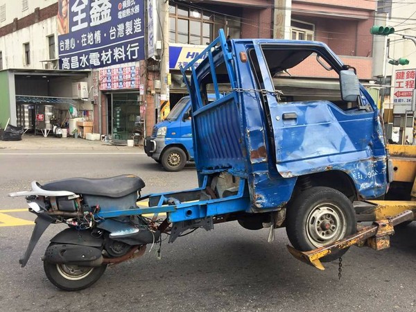 有网友拍到一台超狂的「三轮改装车,只见货车的后半部变成的机车.