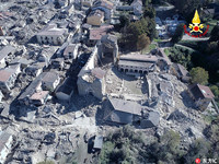 義大利6.6強震毀損城鎮　660年聖本篤教堂剩一面牆佇立