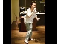 小S家中飆唱《酒後的心聲》　「超靈活雙腳」成亮點