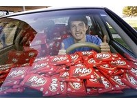 停15分鐘被偷1條巧克力　狂業者補償6500條塞爆他的車
