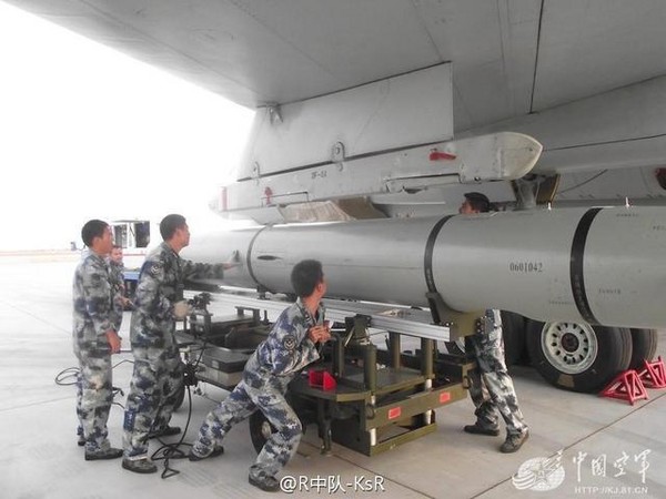 今年2月中國空軍公開地勤人員正在為轟-6K加掛新型巡航導彈，而這也是長劍-20近照的首次曝光。（圖／翻攝自大陸網站）