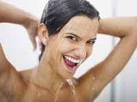 不用洗髮精更乾淨？專家：3種人不適合「只用溫水洗頭」
