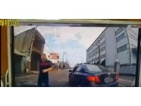 硬切+急煞逼路中央停車 黑衣男下車飆嗆:衝三小!