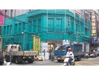76年「源芳醫院」被漆成藍綠色　屈臣氏喊冤：非法定古蹟