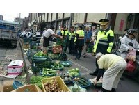 北市環南市場改建　警察來了！違規攤販丟蔬果落跑