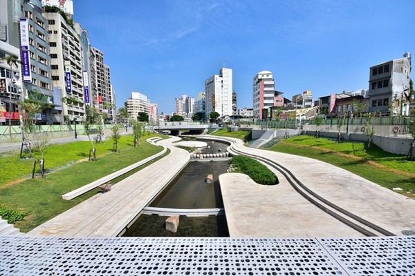 漫步柳川沿岸!文青拍摄新景点 台中水岸廊道超有fu