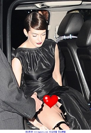 图\/没穿内裤泄底!安海瑟薇低落「被看光了」 |