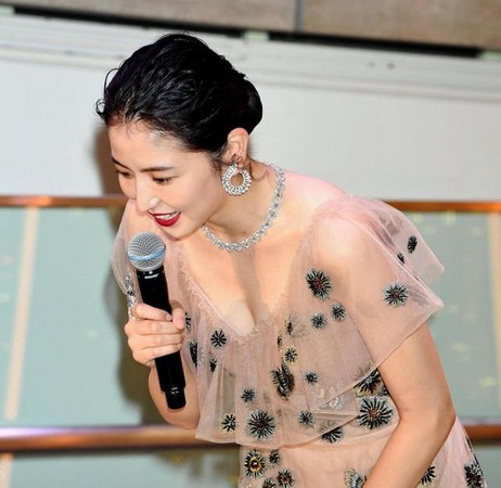 ▼长泽雅美举麦克风弯腰,f奶曲线惹火.