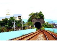 日本無人車站的鐵道奇景　將山挖走只留超短隧道