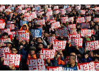 「朴槿惠下台！」首爾逾30萬人上街示威　周邊網路全癱瘓