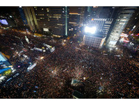 200萬人衝首爾抗議…武警堵地鐵出口！突破防線衝突7傷