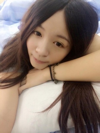 凶悍「恐龙妹」小米入侵美女云 性感热舞混搭