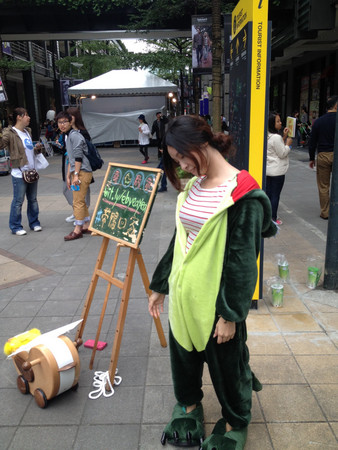 凶悍「恐龙妹」小米入侵美女云 性感热舞混搭