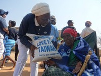 台灣米飄洋非洲送愛　災民用米袋製成手提袋表感恩
