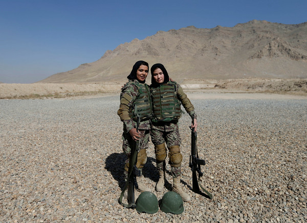 ▼阿富汗女兵在荒野训练.(图/路透社)