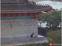最「中國風」的野戰！男女在廣東朝京門上演「活春宮」