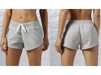 這個穿「灰色短棉褲」的模特兒是男是女？REEBOK官網有答案