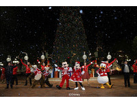 香港迪士尼樂園下雪了！米奇、米妮換聖誕紅裝狂歡過節