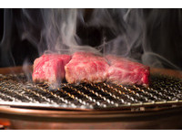 大人係頂級燒肉　牛排等級2公分厚切直火碳烤好誘人