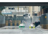 撞到翻車還能奪冠 澳門大賽車Audi車手尷尬領獎