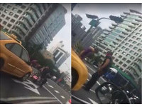 小黃司機揮棍想扁重機騎士 下一秒反被逆轉...網笑:越級打怪