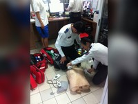 泰男搭高鐵「臉慘白命危」　女消防員CPR＋AED驚險救回