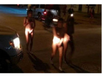 「蠢妹3人組」搶劫踢鐵板　遭剝光衣「裸體夜跑」處罰