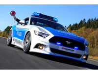 警察帶頭改車?飆車族遇上德國改裝警車別想逃!