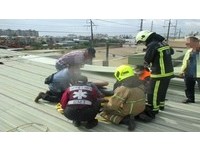 砰！高雄1工人修屋頂誤觸高壓電線　手腳遭灼傷