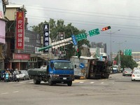 直擊!貨櫃車高速過彎...翻覆扯下號誌燈 對向車嚇傻