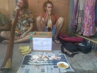 印度鈔票說廢就廢 外國遊客為籌旅費回家...淪落街頭賣藝