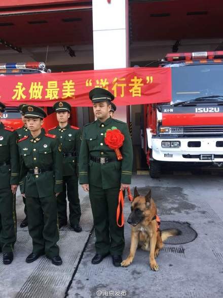 2日传出好消息,他的申请通过了,单位为这对「兄弟」举办退伍