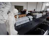 巴西足球隊「最後一次集結」 喪禮上的冠軍獎杯惹哭親友