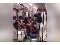 「不想下車了」她搭火車遇弦樂團即興演奏! 竟引發論戰
