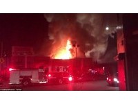 2樓唯一出口是木梯!加州倉庫派對大火 至少9死25失蹤