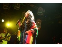 艾怡良公開「三層下巴」求救徐佳瑩　唱片公司集體崩潰
