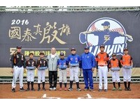 大漢推動基層棒球　捐球具台北市實踐、社子及立農國小