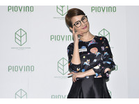 「晨神」有孕?聖誕與尪有約 林依晨穿寬褲挺環保眼鏡