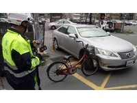 大嬸腳踏車撞凹凌志保險桿　網驚：輪胎是BMW代工？