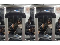 日本電車上見「溫馨情侶」　耳機男暖倒懷中...真相好溫柔！