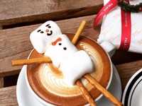 呆萌棉花糖雪人在咖啡融化　冬日喝杯「泡澡雪人」超療癒