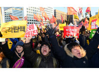 連續11周燭光倒朴！罹難家屬排救生衣籲「打撈世越號」