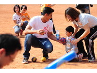 陳偉殷最特別比賽　跟發展遲緩兒打了一場幼幼版棒球賽